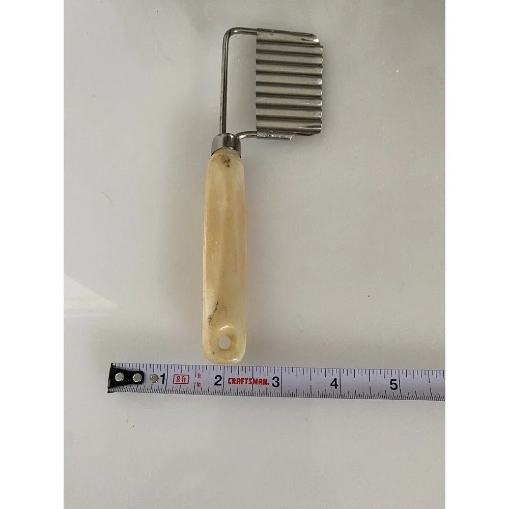 Vintage Vegetable Crinkle‎ Cutter Potato Cheese Slicer Beige Plastic Handle EUC